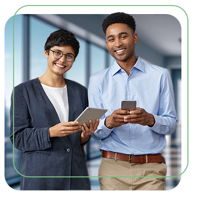 Imagem ilustrativa de uma mulher e um homem que olham para a câmera e sorriem. Ela segura um tablet, ele, um celular. Ao fundo, janelas como de um escritório.