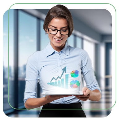 Imagem ilustrativa em que uma mulher, usando óculos, cabelos escuros e camisa social, segura um tablet de onde saem desenhos de gráficos em 3D.